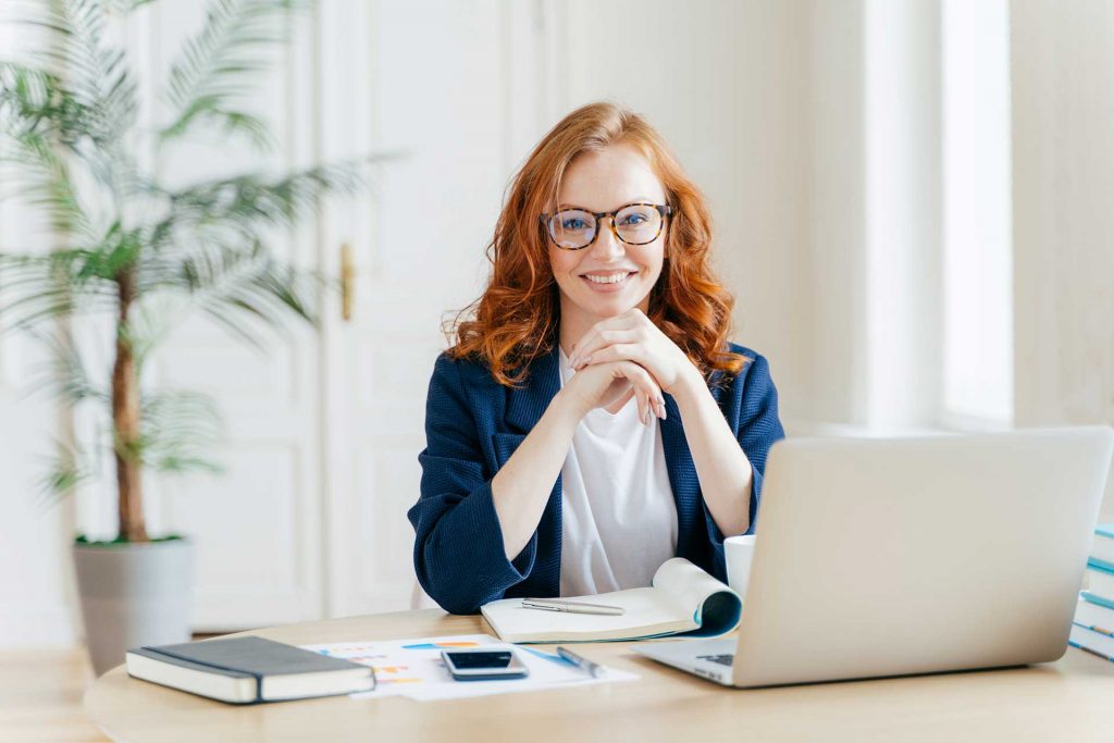 Ragazza al computer in ufficio